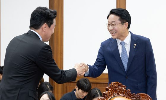 조정식 국회의장과 악수하는 강훈식 비서실장
