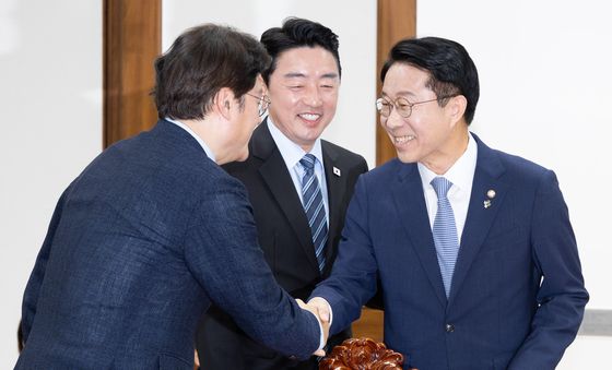 조정식 국회의장 예방한 강훈식-홍익표