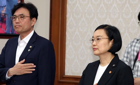국기에 대한 경례하는 한성숙 후보자