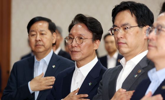 국기에 대한 경례하는 김민석 총리
