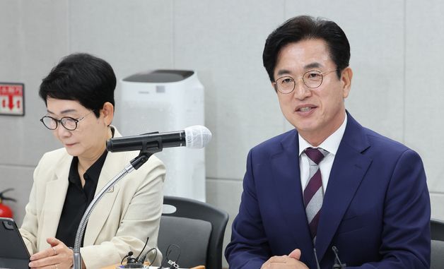 인수위원회 전체회의 주재하는 허태정 대전시장 당선인