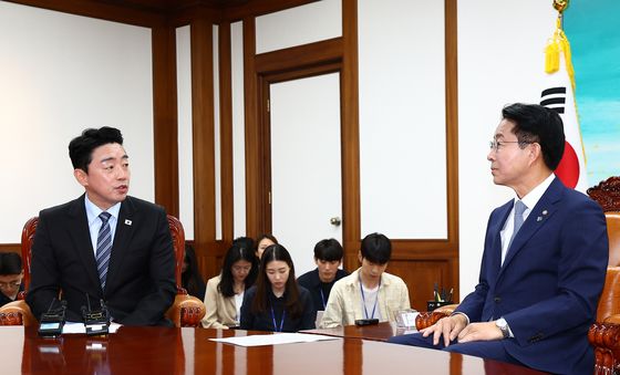 조정식 의장 향해 인사말하는 강훈식 비서실장