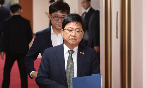 국무회의 참석하는 최교진 장관