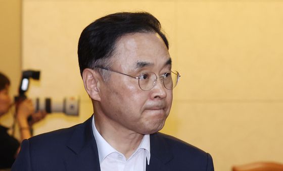 국무회의 참석하는 차정인 위원장