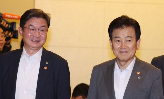국무회의 참석하는 정동영·이억원