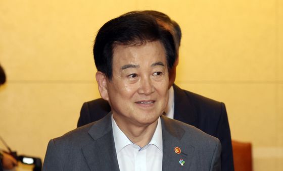 국무회의 참석하는 정동영 장관