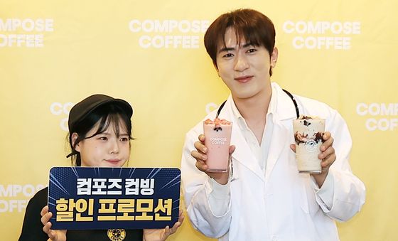 김원훈, 컴포즈커피 여름 컵빙 들고 시원한 미소