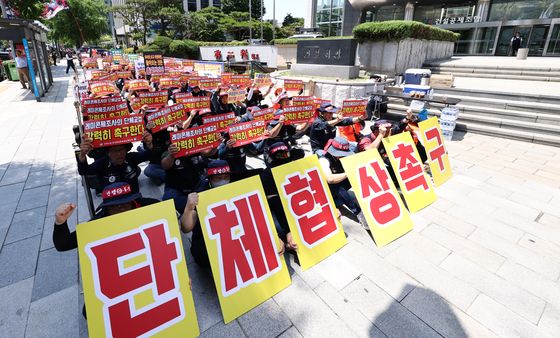 건설회관 앞에서 단체교섭 요구하는 레미콘노조