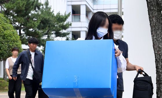 경남도청서 압수품 들고 이동하는 경찰
