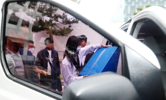 경남도청서 압수품 들고 이동하는 경찰