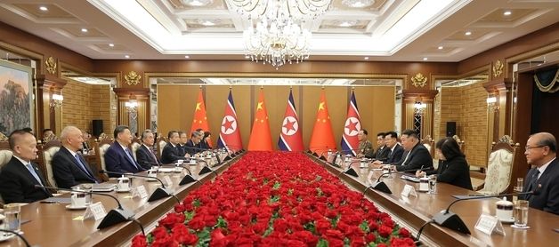 장미꽃 가득한 北 금수산 영빈관 회담장