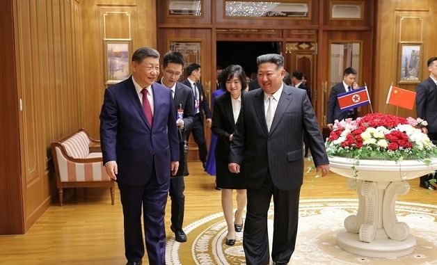 김정은, 시진핑과 웃으며 대화하며 이동