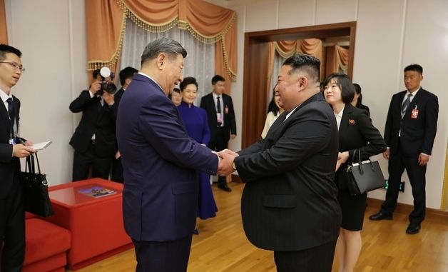 두 손 맞잡은 김정은과 시진핑…"북중 친선 단결사 장식"