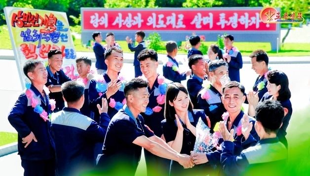 北 평양건재공장, '영예의 혁신자'들에게 꽃다발