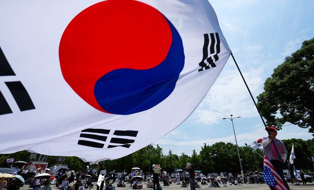 '태극기 흔들며' 재선거 요구