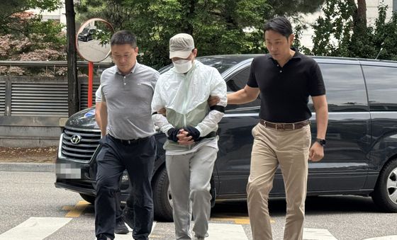 70대 슈퍼 주인 살해한 중국인 영장심사 출석