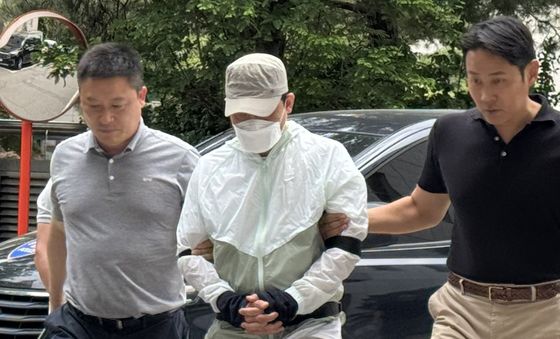 영장심사 출석하는 '70대 슈퍼 주인 살해' 중국인