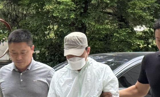 슈퍼 주인 살해한 중국인, 인천지법으로 영장심사 출석
