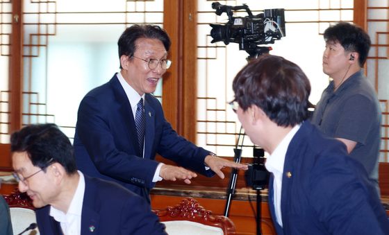 김민석, '일어서지 마세요'