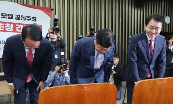 초·재선 의원들에게 인사하는 김도읍·정점식·성일종