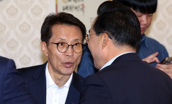 대화하는 김진오 부위원장과 박홍근 장관