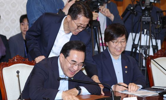 청년정책 관계장관회의 대화하는 장관들