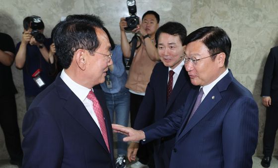 대화하는 국민의힘 원내대표 후보
