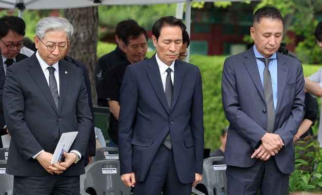 묵념하는 우상호 당선인