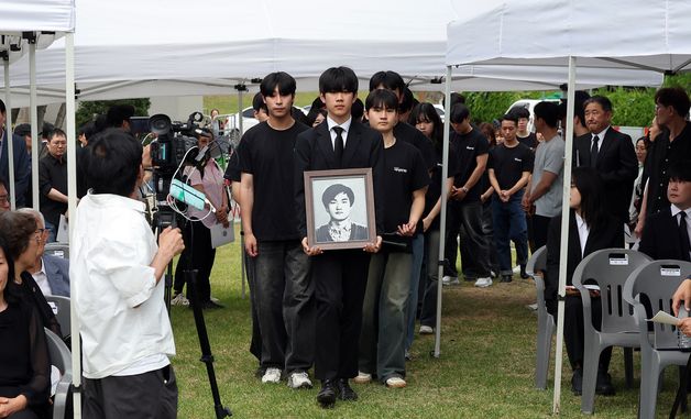 이한열 열사 영정 옮기는 이승찬 추모기획단장