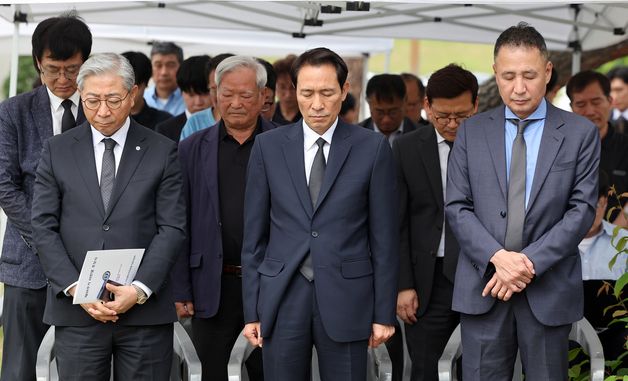 묵념하는 우상호 당선인
