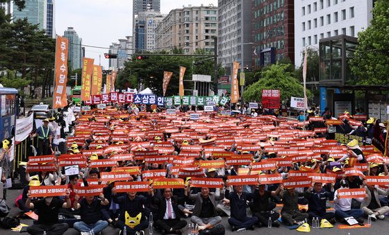 국회 앞에 모인 소상공인 3000명, 고용정책 전환 촉구
