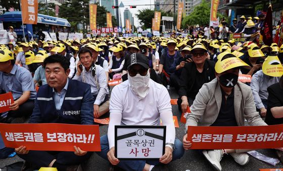 국회 앞에 모인 소상공인 "최저임금 구분적용·새벽배송 철회"