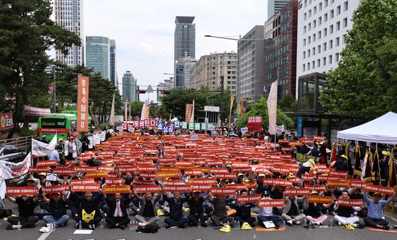 소상공인 3000여 명 국회 앞 집결