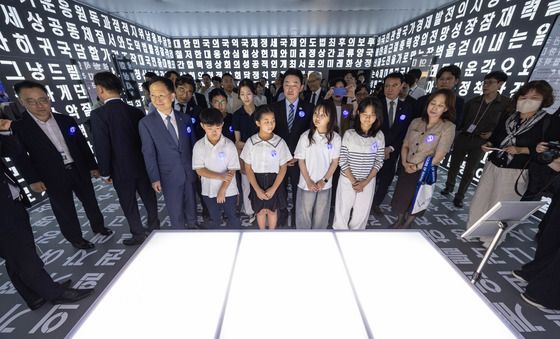 강훈식 비서실장 '빛의 궤적 기획전시 관람'