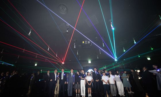 '빛의 궤적' 전시 살펴보는 강훈식 비서실장
