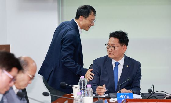 인사하는 송영길·김상욱
