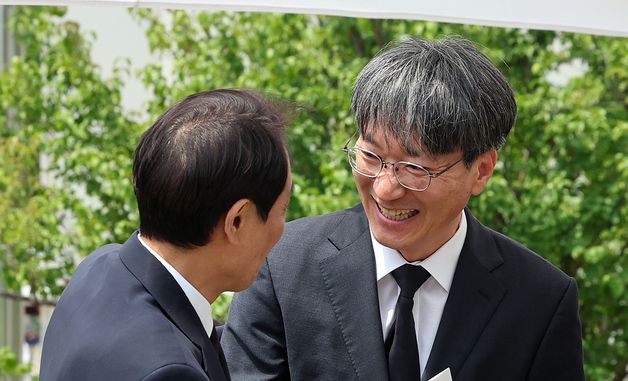 우상호 당선인과 인사 나누는 이훈열 교수
