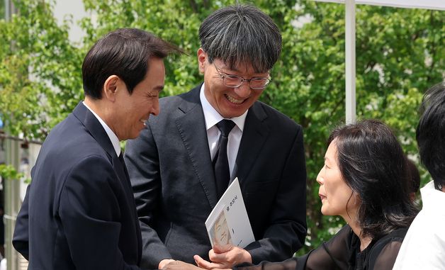 이한열 열사 유족들과 인사 나누는 우상호 당선인