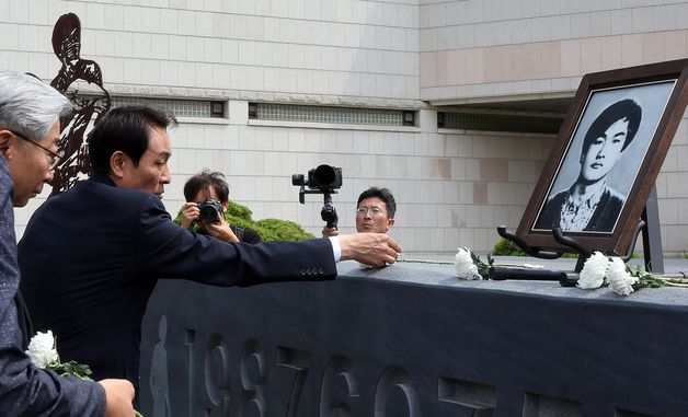이한열 열사 영정에 헌화하는 우상호 당선인