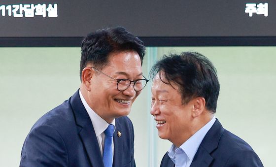 악수하는 송영길·민병두