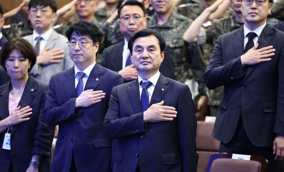 국민의례하는 안규백 국방 장관