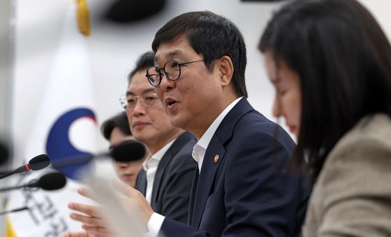 최휘영 장관, 문화예술정책자문위 연극 분과 회의 주재