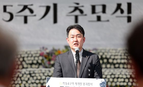 추모사하는 이진의 유가족 대표