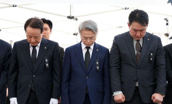 희생자 기리는 묵념