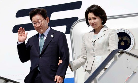 인사하는 이재명 대통령