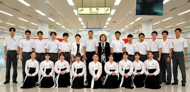 北 "재일조선고급학교 학생조국방문단 평양 도착"