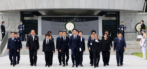 '민선9기 첫 날' 현충원 참배 마친 오세훈 시장과 구청장들