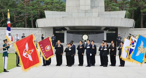 국기에 대한 경례하는 오세훈 서울시장과 구청장들