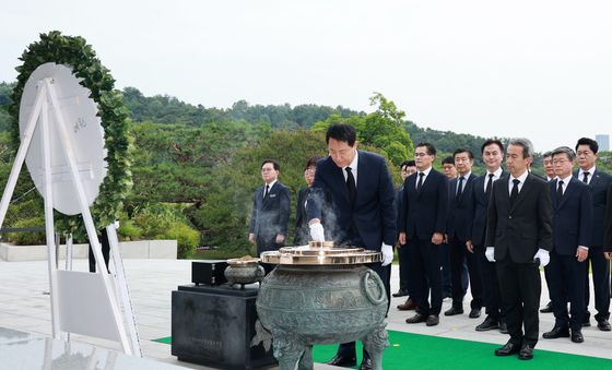 현충원 참배하는 오세훈 서울시장