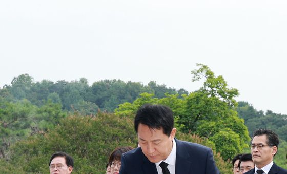 현충원 참배하는 오세훈 서울시장